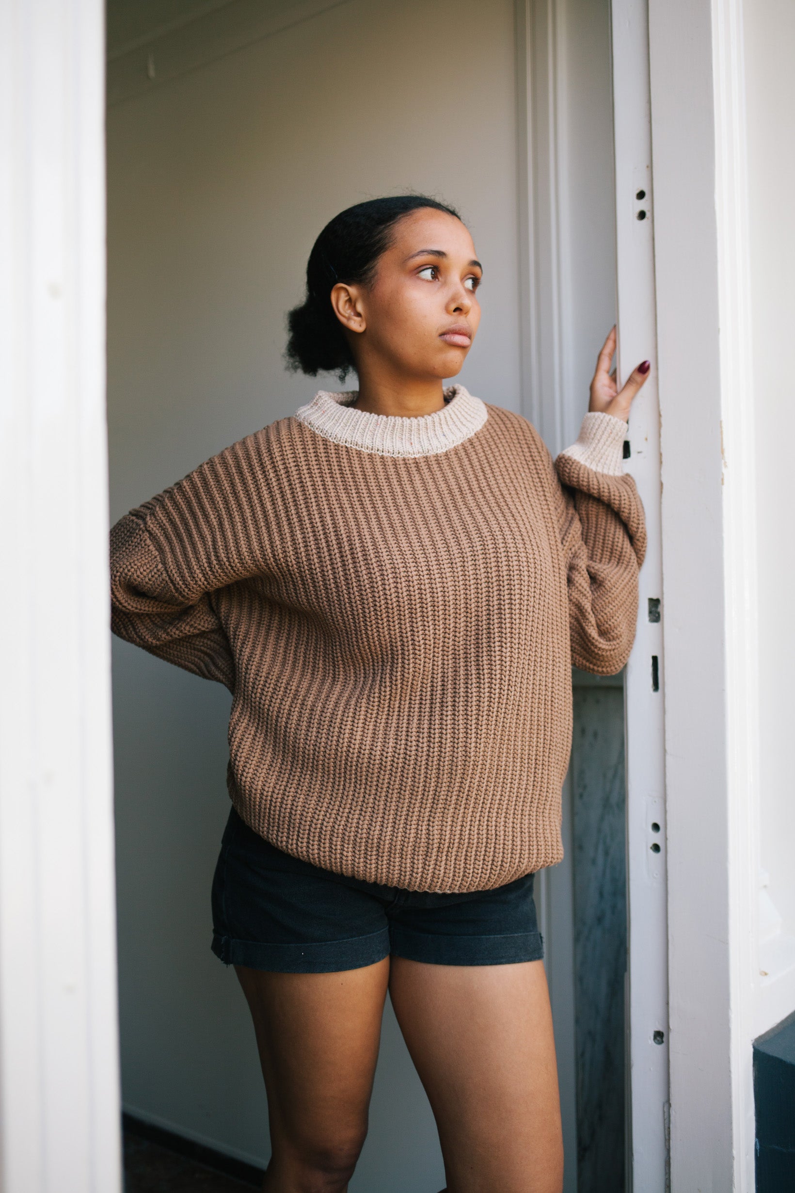 BROWN KNIT WOMAN