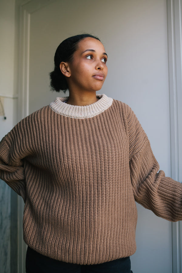 BROWN KNIT WOMAN