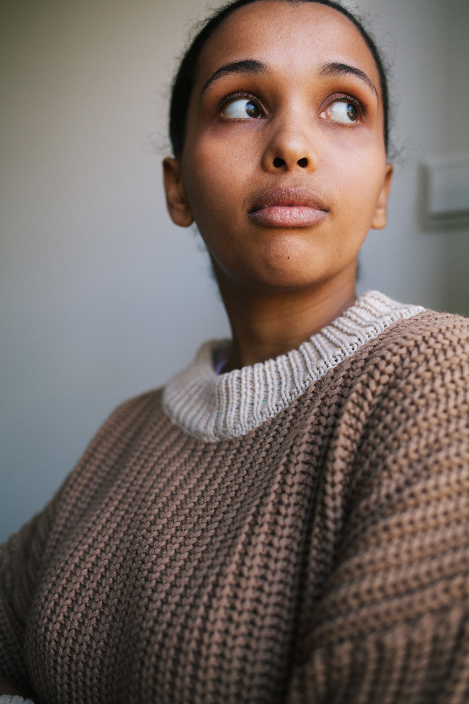 BROWN KNIT WOMAN
