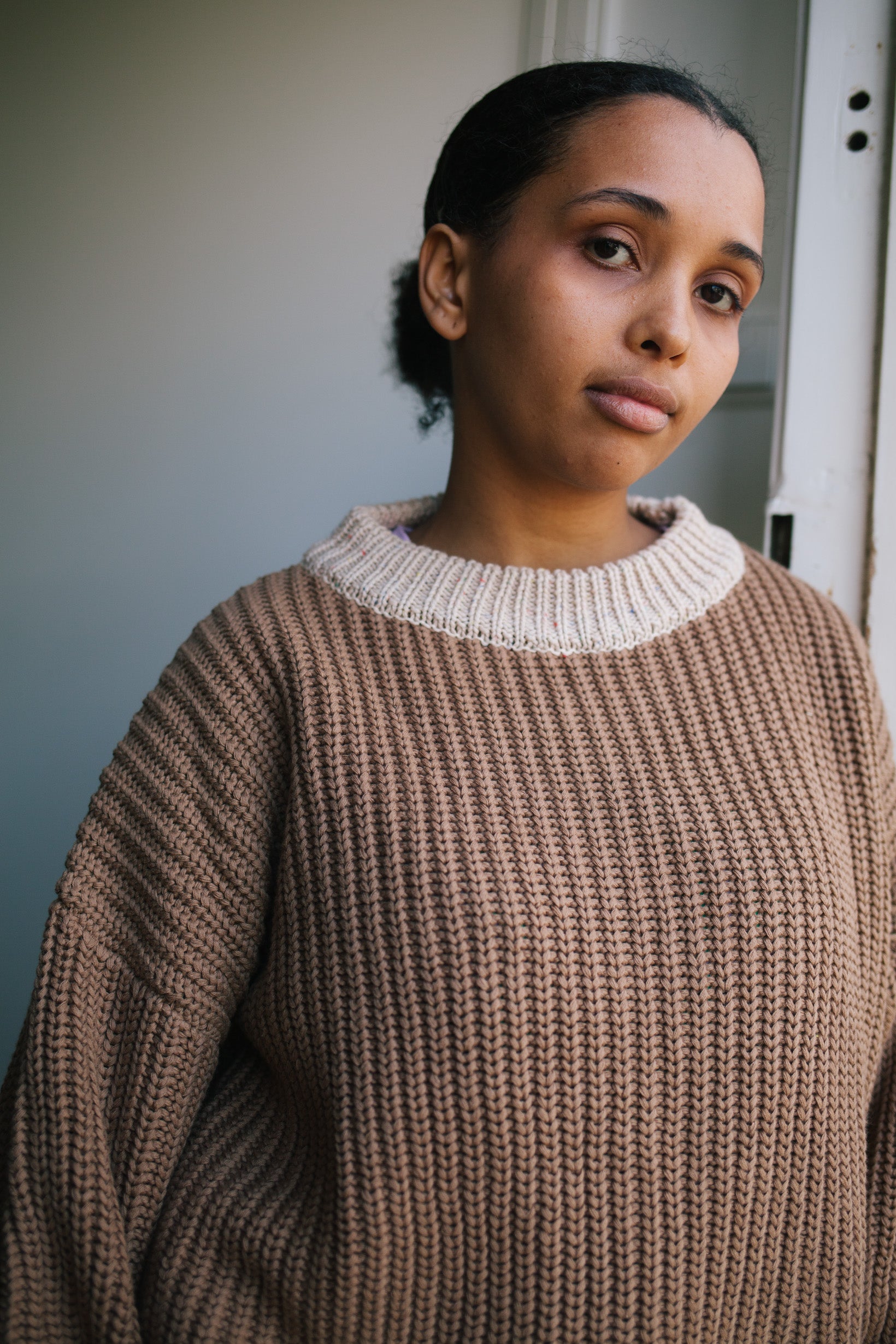 BROWN KNIT WOMAN