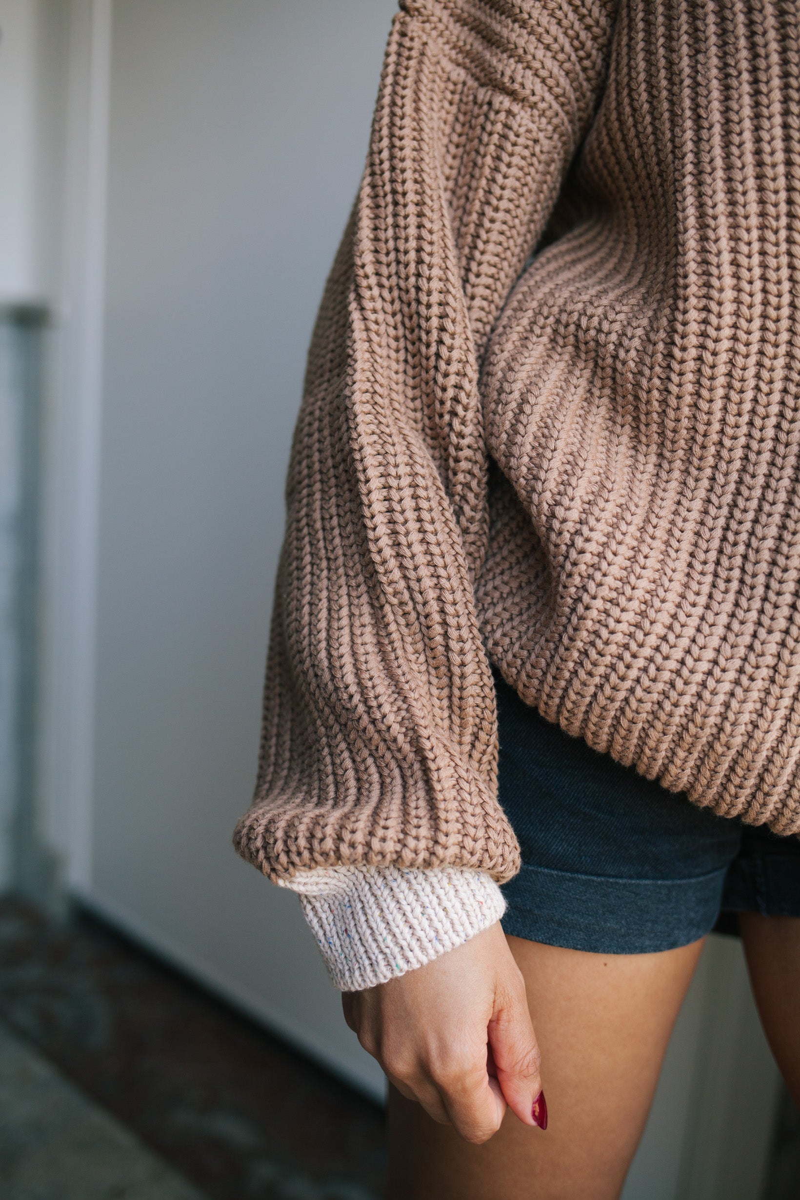 BROWN KNIT WOMAN