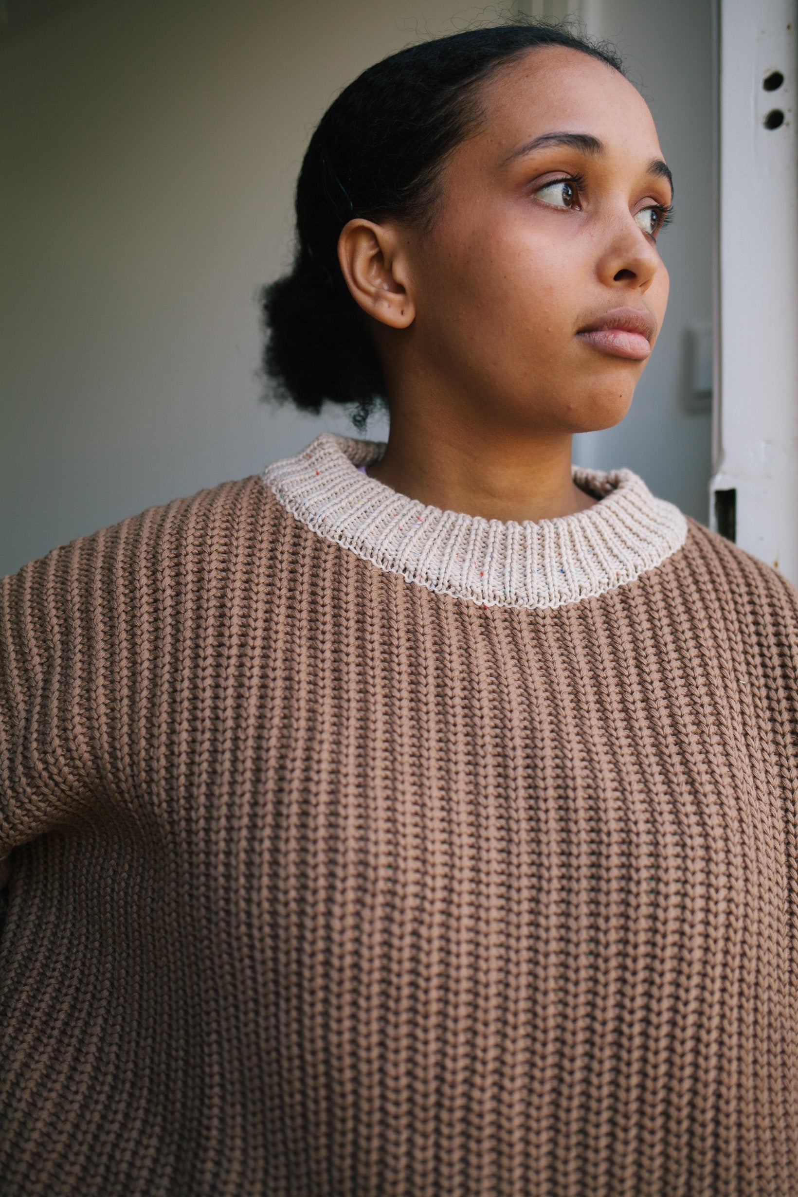 BROWN KNIT WOMAN