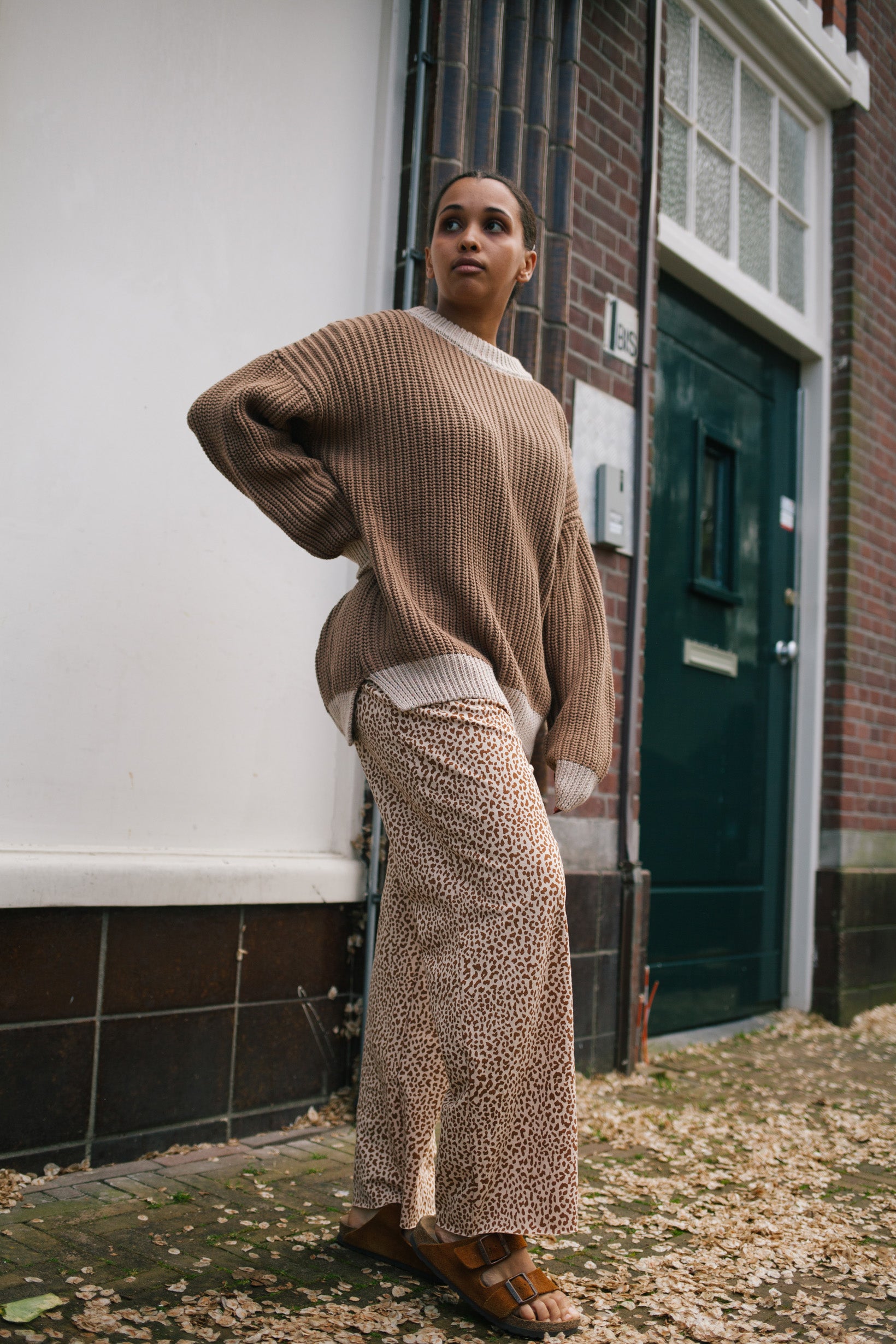BROWN KNIT WOMAN