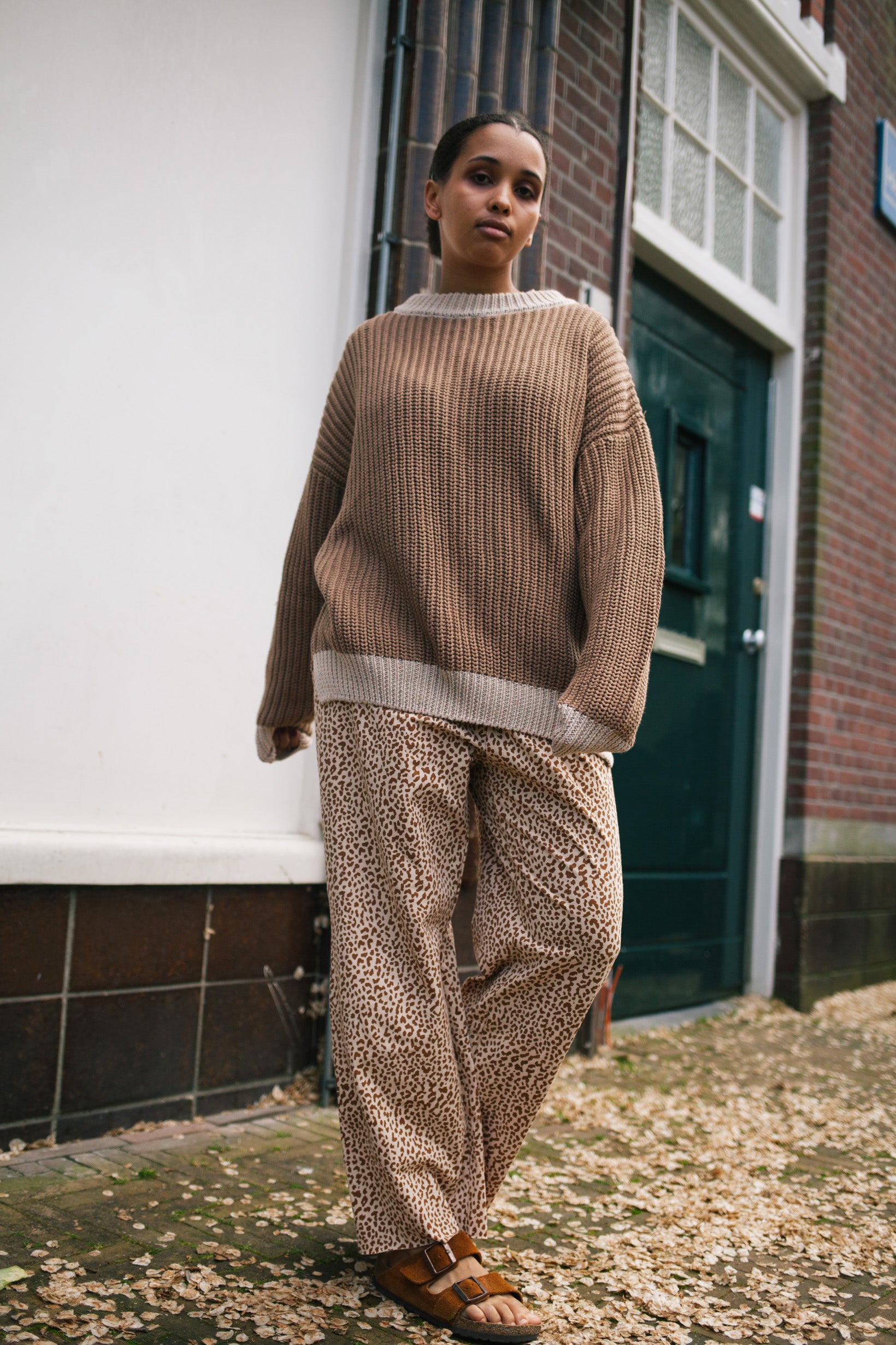 BROWN KNIT WOMAN