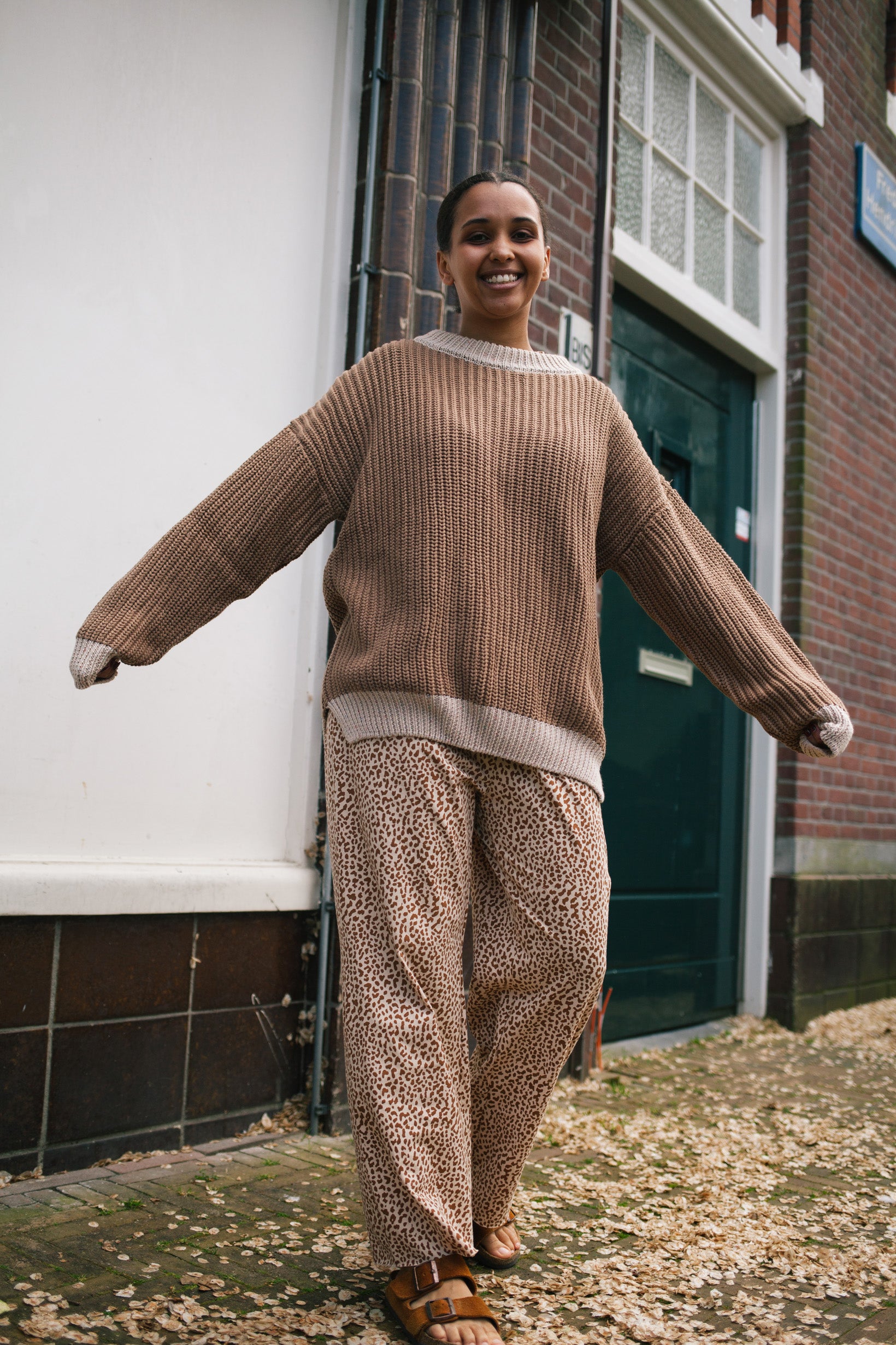 BROWN KNIT WOMAN