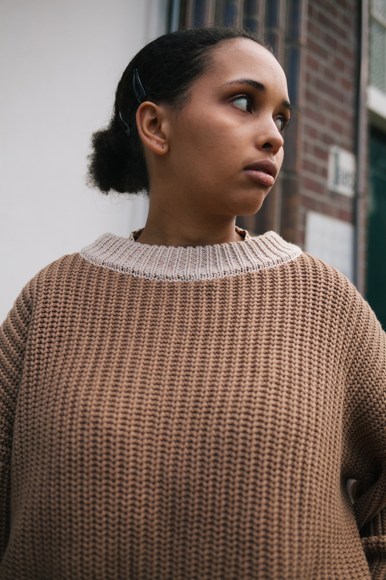 BROWN KNIT WOMAN