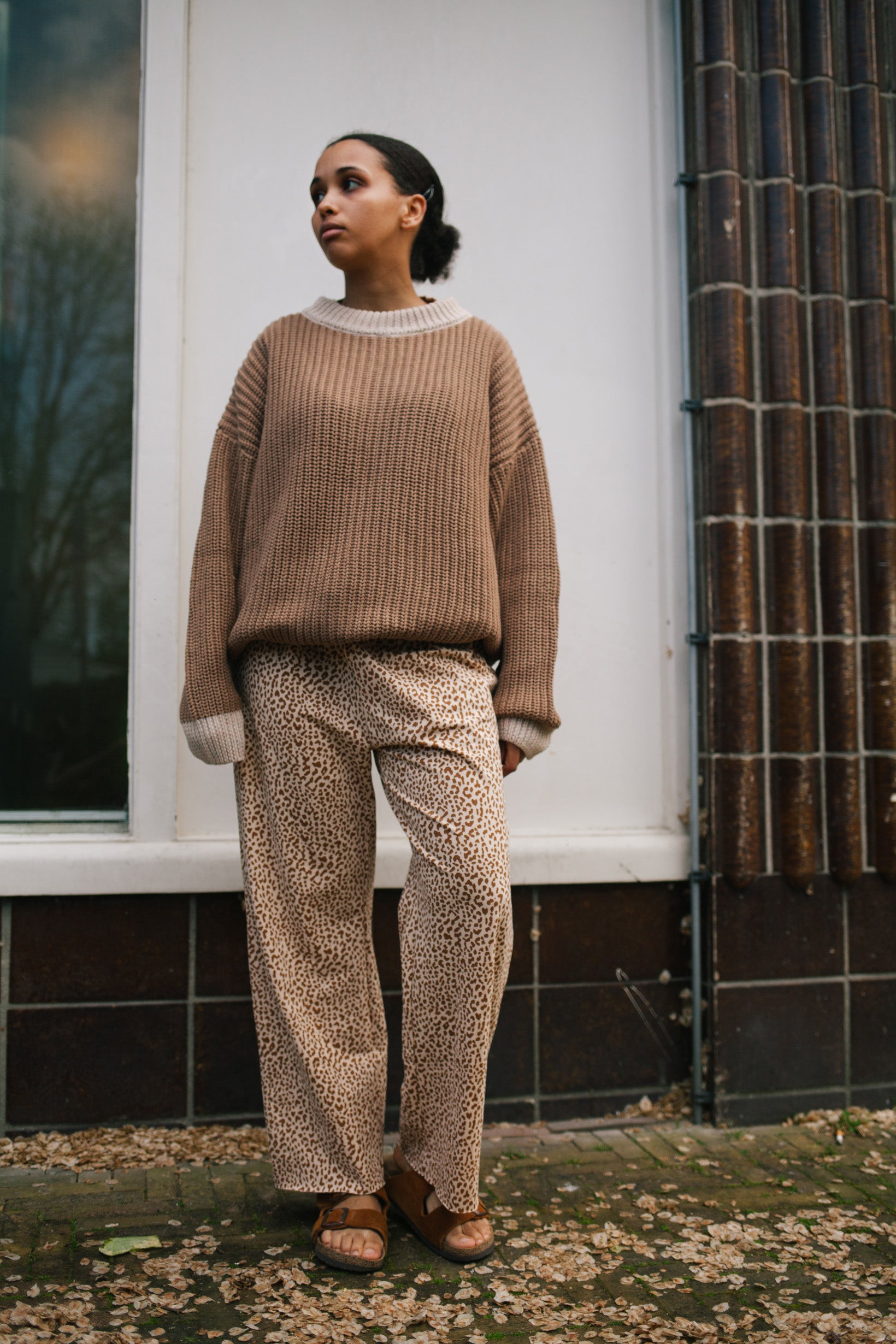 BROWN KNIT WOMAN