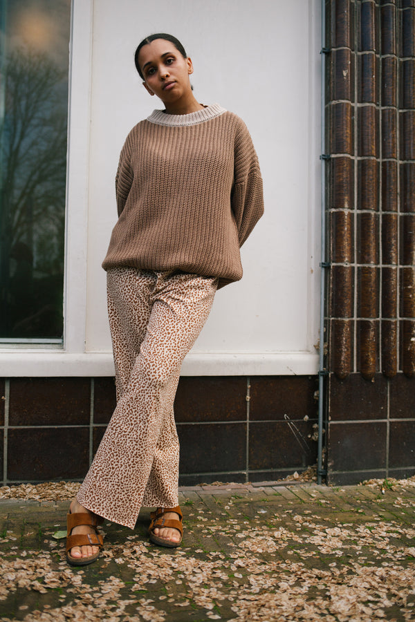 BROWN KNIT WOMAN
