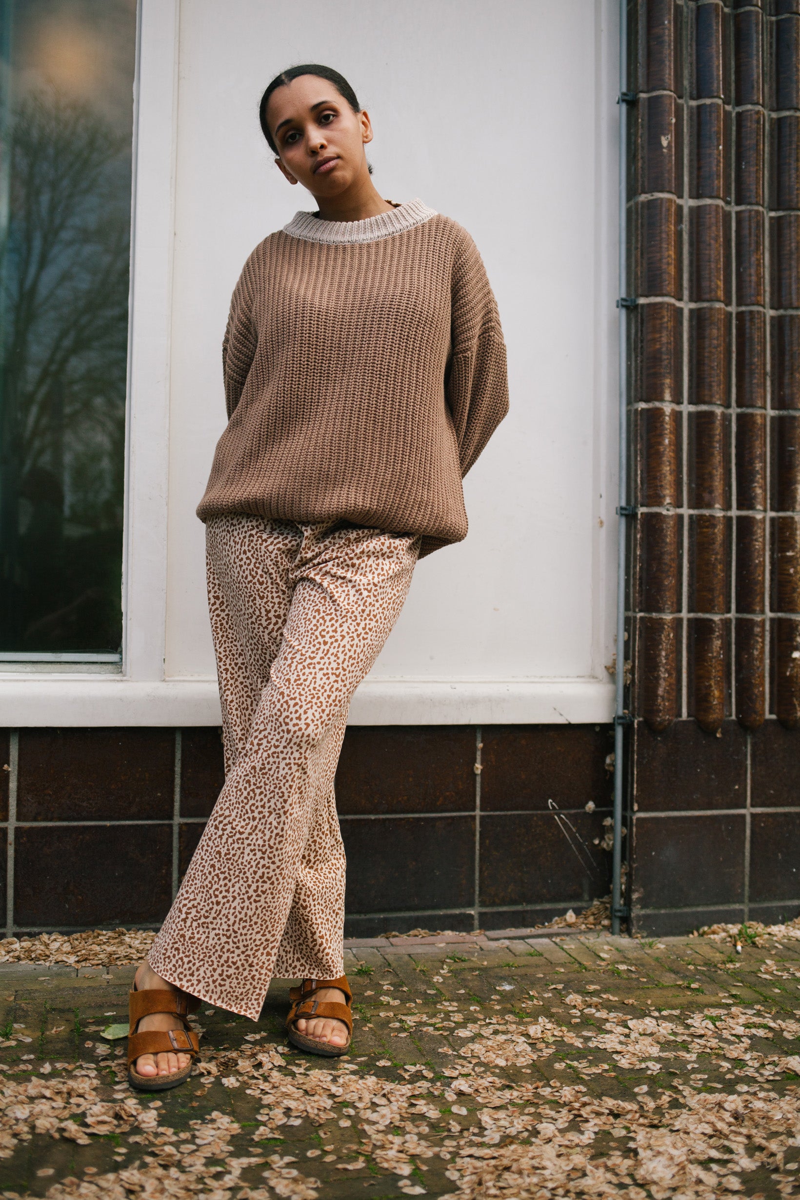 BROWN KNIT WOMAN