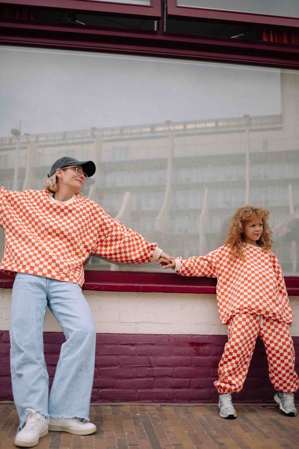 ORANGE CHECKERS SET WOMAN