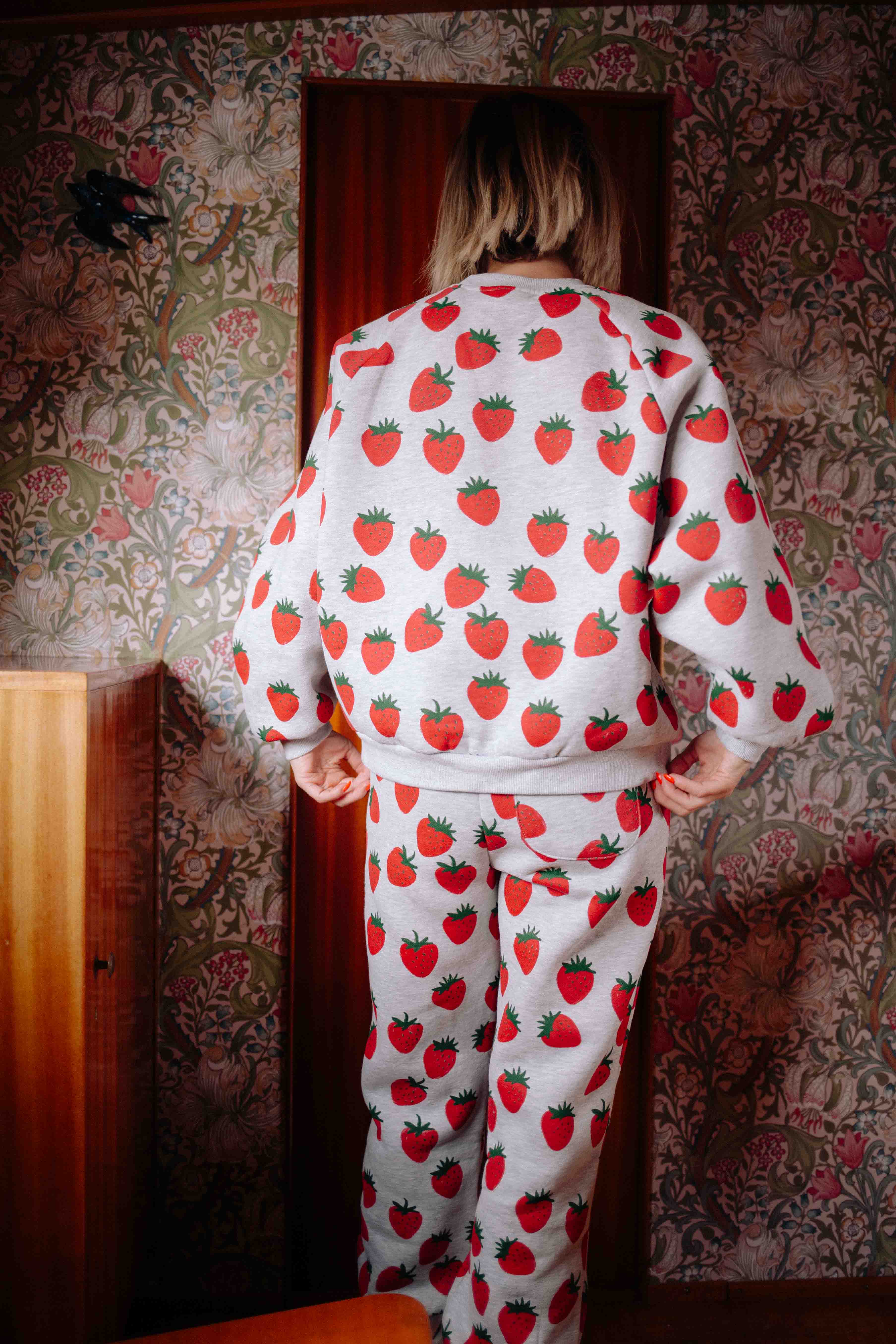 GREY STRAWBERRY SET WOMAN