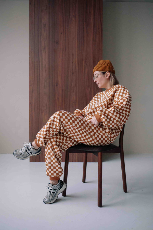 BROWN CHECKERS SET WOMAN
