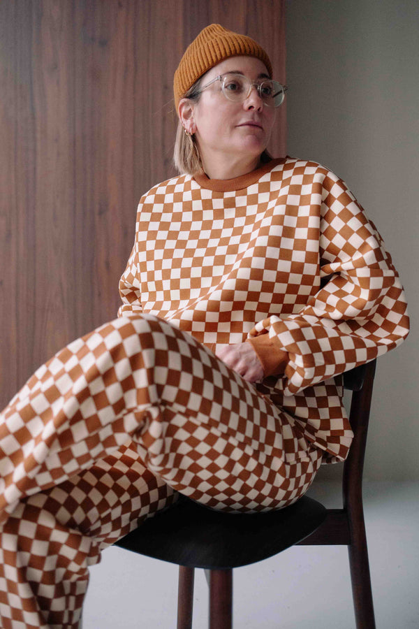 BROWN CHECKERS SET WOMAN