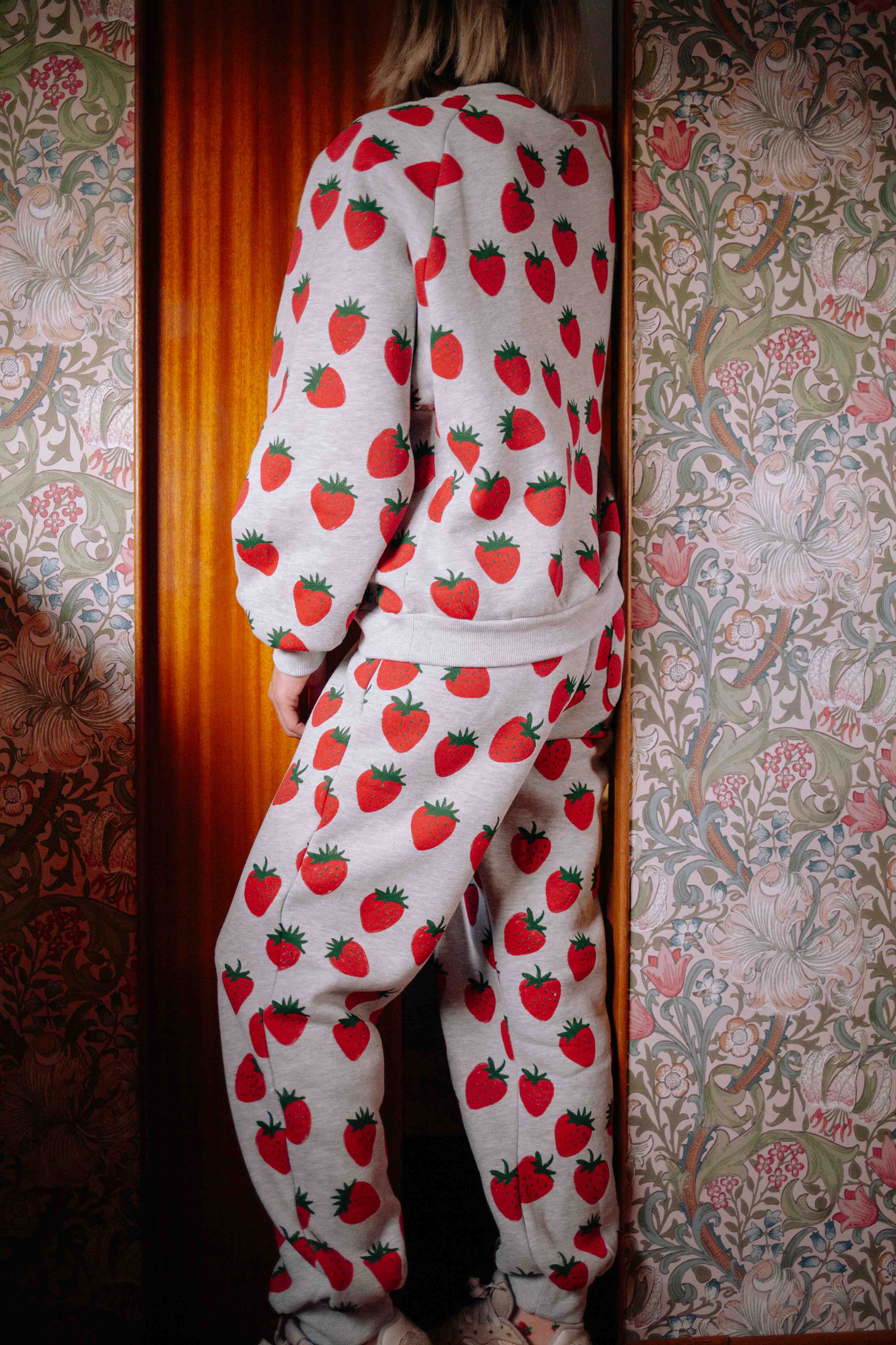 GREY STRAWBERRY SET WOMAN