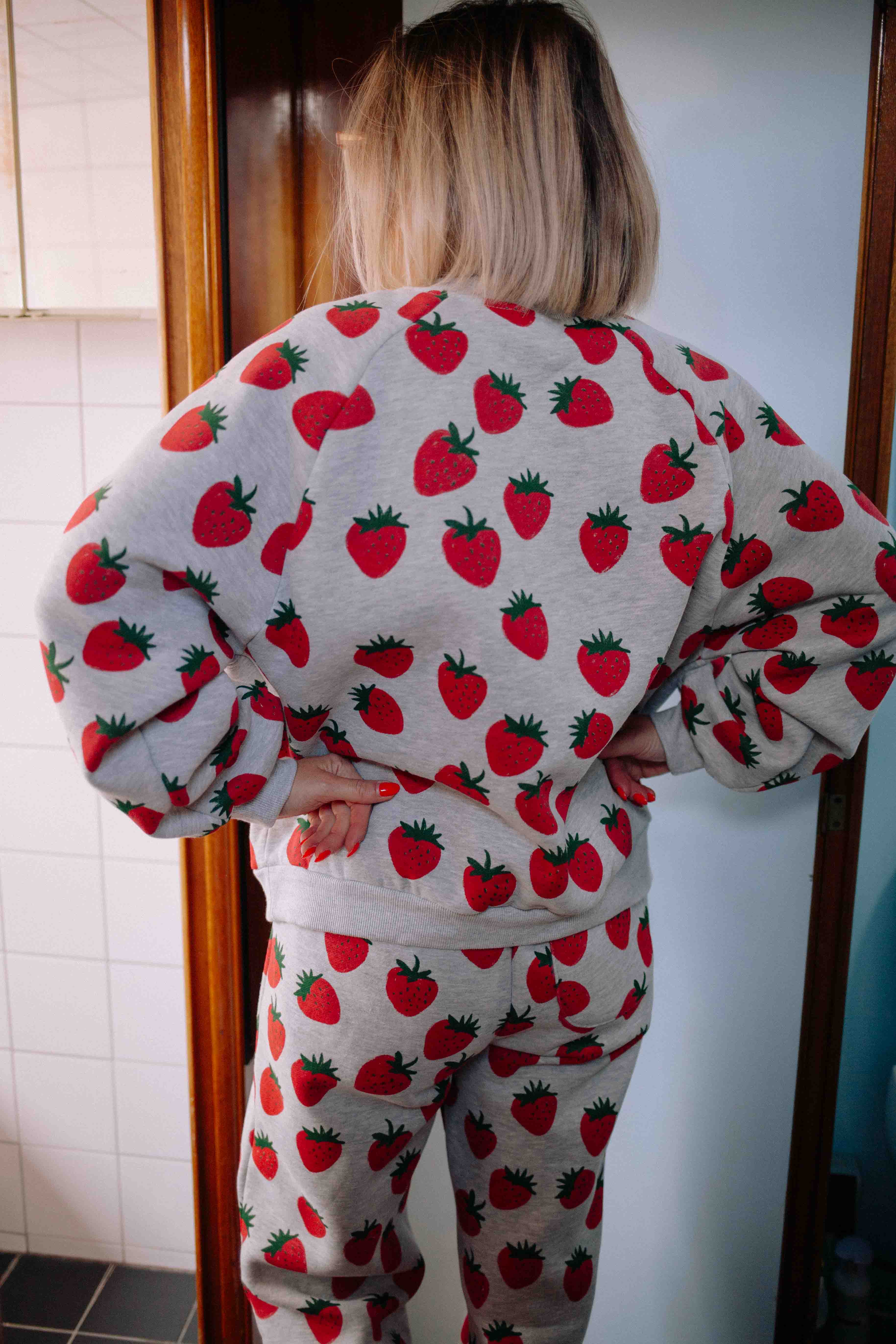 GREY STRAWBERRY SET WOMAN