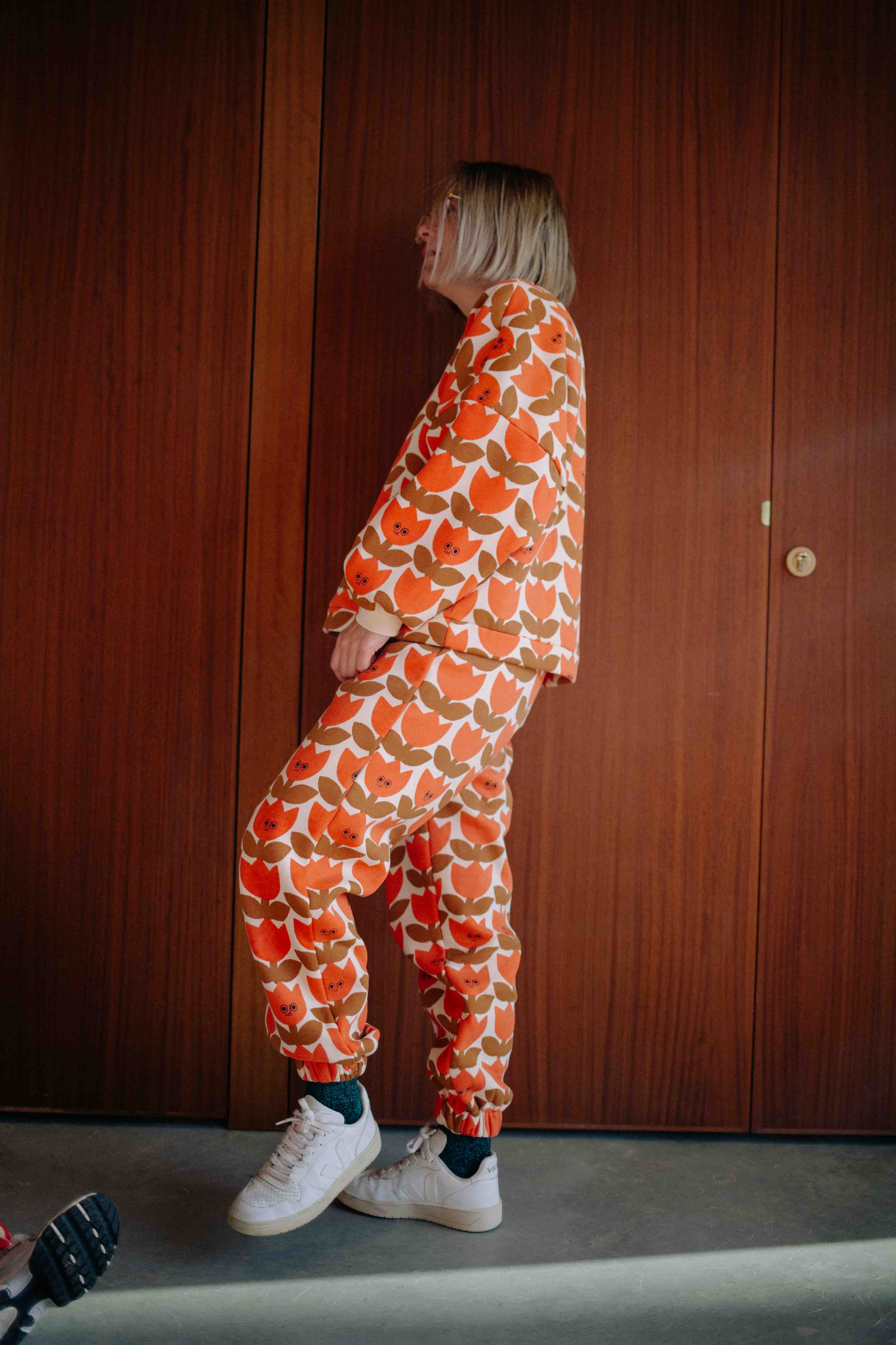 ORANGE SMILING TULIP SET WOMAN