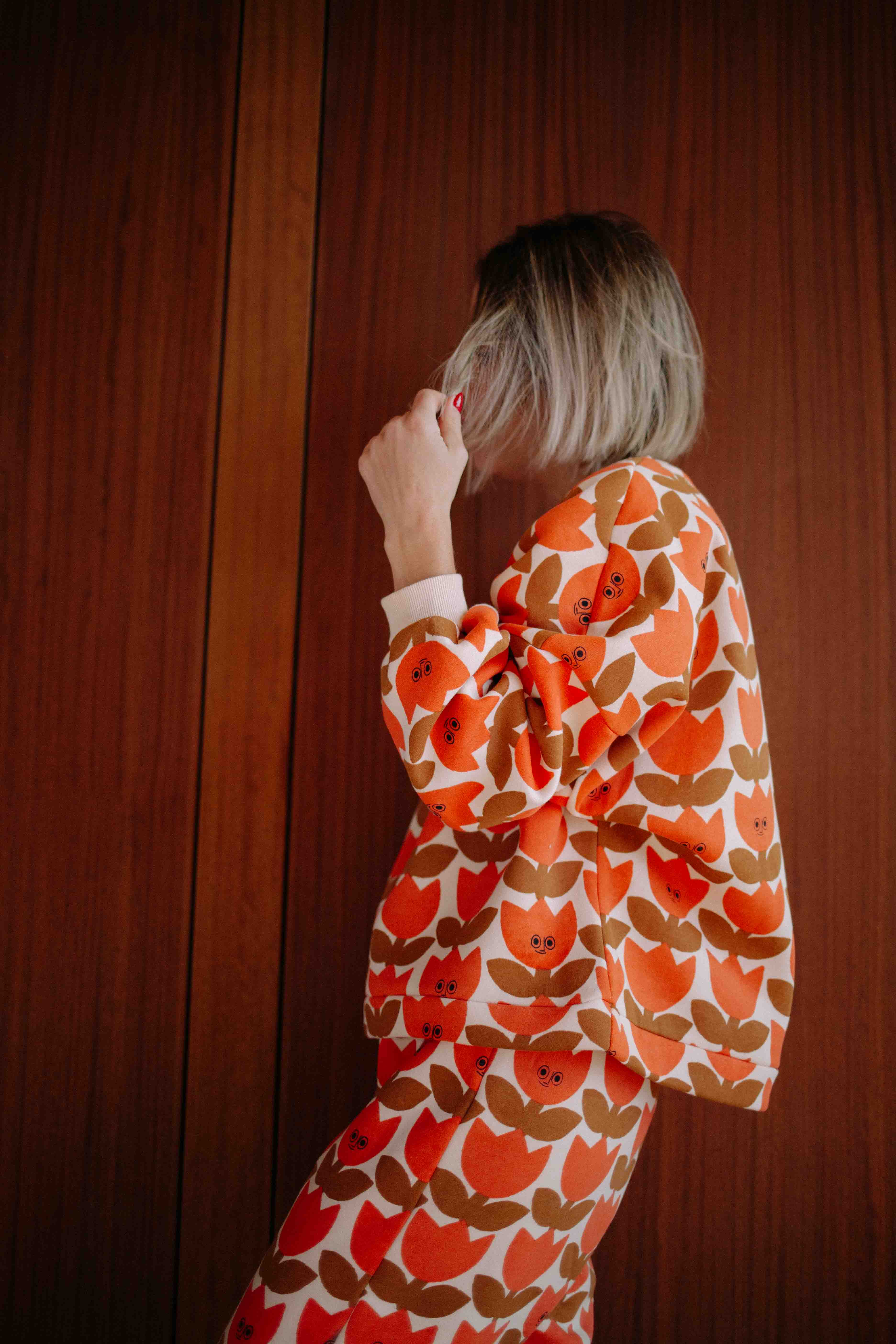ORANGE SMILING TULIP SET WOMAN