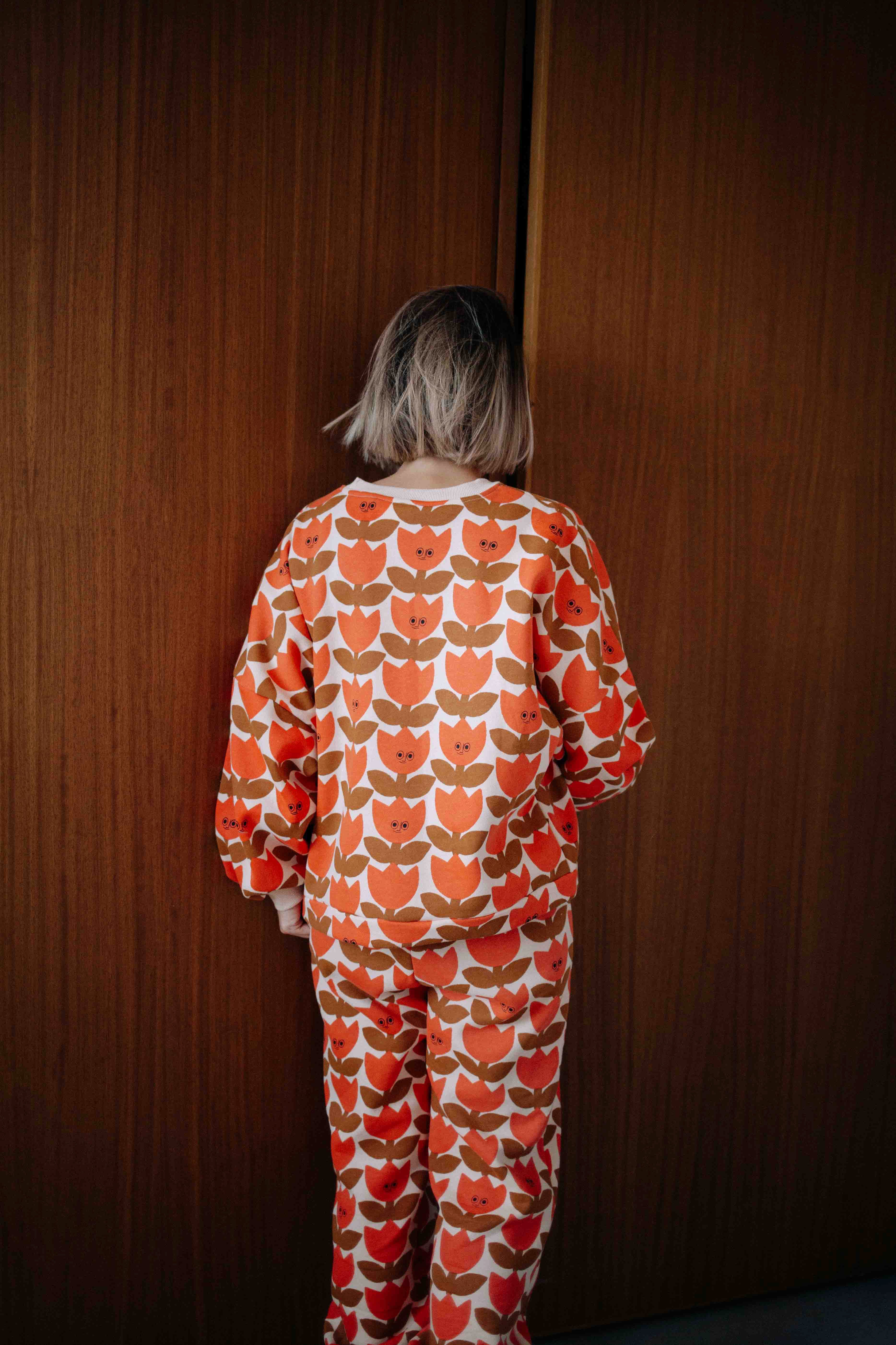 ORANGE SMILING TULIP SET WOMAN